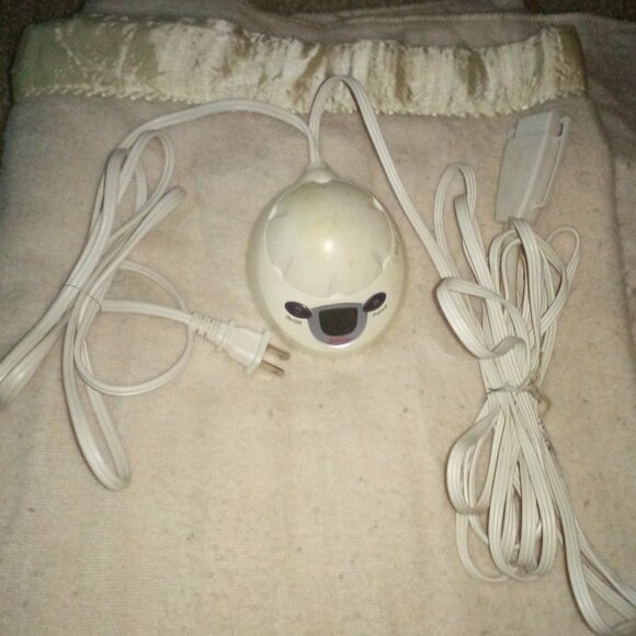 Electric Blanket: Sunbeam. Washable. Good Condition - Picture 3 of 7